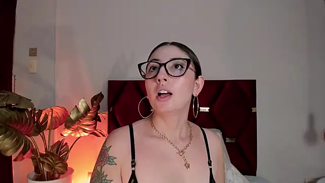 Emilywatsonn online show from January 13, 9:19 pm