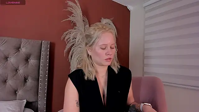 stefanny ruiz  online show from January 13, 12:20 pm