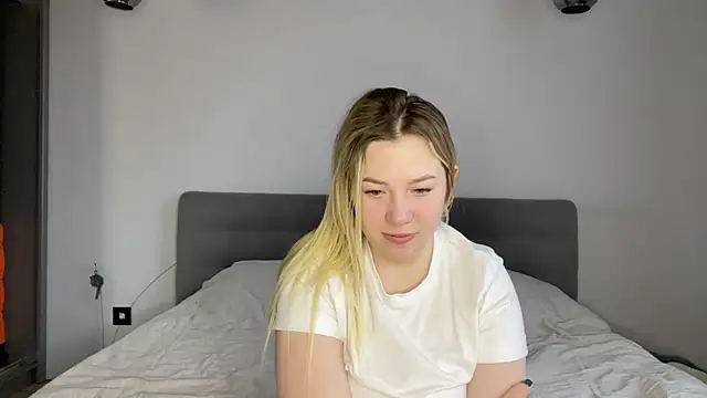 Embersweetbunny online show from December 17, 9:02 am