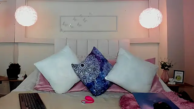 RamonaSimons online show from February 3, 8:45 pm