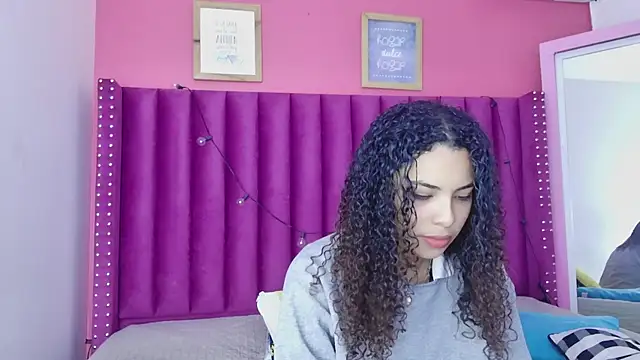 littleebonny online show from December 15, 12:43 pm