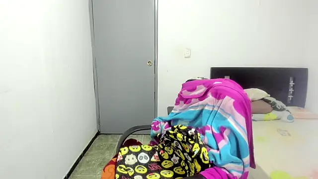 Snapshot of EmmaHole_ chatting on September 27, 3:47 am EmmaHole  online show from September 27, 3:47 am