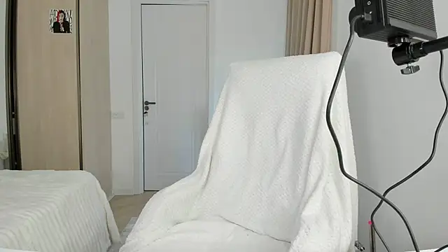 CharlotteWells online show from March 4, 7:31 pm