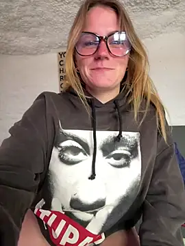 selenaluvv online show from March 1, 11:43 am