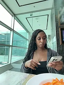 Your Paris online show from April 19, 9:50 pm