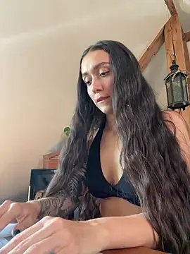 emiliasommer online show from July 9, 1:24 pm