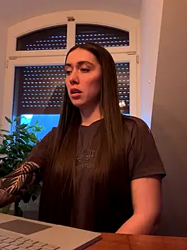 emiliasommer online show from November 28, 3:48 pm