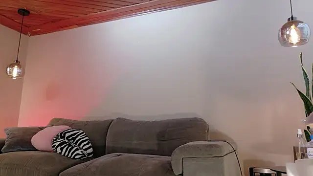 Hannah Borbon online show from April 5, 3:16 am