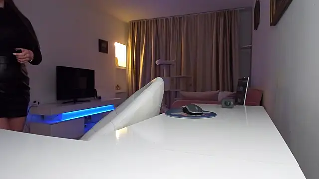 xqueenyasmine online show from April 10, 4:24 pm