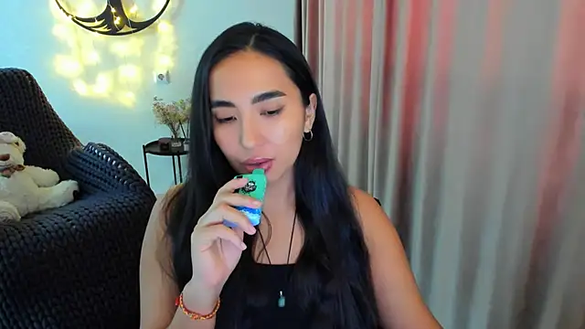 worldofkim online show from February 10, 11:02 am