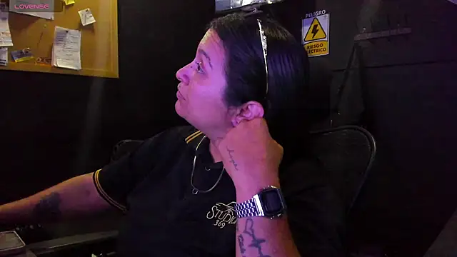 Mia oficial online show from December 19, 4:05 am