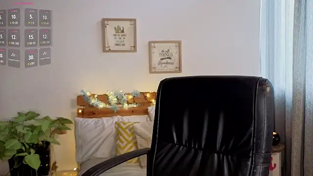 LucyMoanss online show from July 20, 8:20 pm