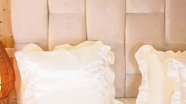 KiraKayleigh1 online show from December 17, 2:27 am