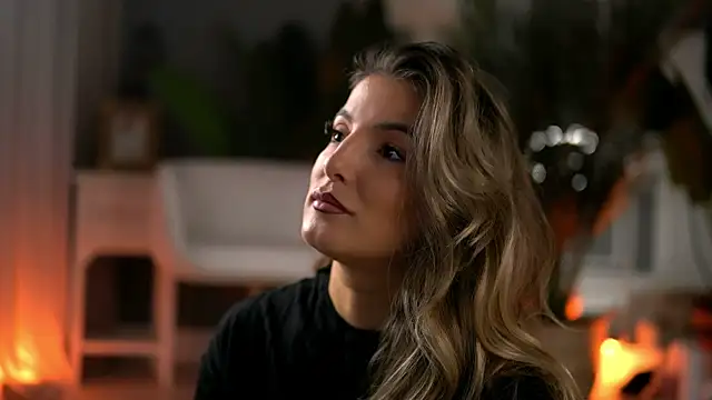 Snapshot of KellyMathews chatting on October 14, 2:25 am KellyMathews online show from October 14, 2:25 am