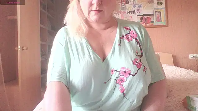 mira robinsonnn online show from April 12, 7:00 am