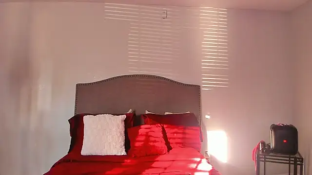 yiauana online show from November 6, 1:50 pm