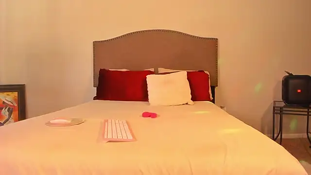 yiauana online show from December 13, 7:53 pm