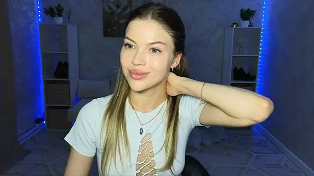 EmmyMills online show from July 29, 9:37 pm