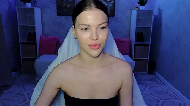 EmmyMills online show from June 28, 8:04 pm