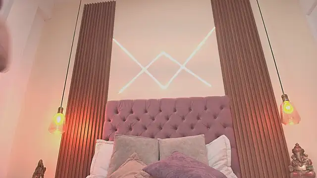 Sophia turneer online show from December 1, 8:11 pm