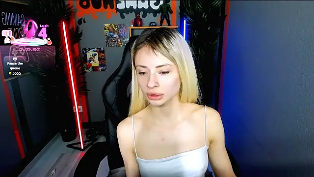 PollyMillees online show from February 3, 8:41 am