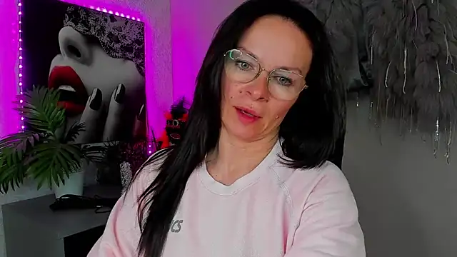 HelenLuxx online show from April 21, 4:03 pm