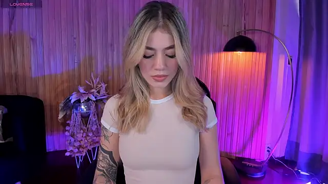 ViolettHansson online show from November 11, 7:00 pm