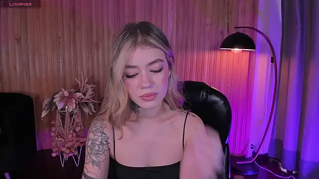 ViolettHansson online show from November 12, 7:34 pm