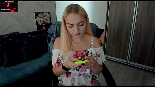 Snapshot of Stella__Cox chatting on September 14, 12:14 pm Stella Cox online show from September 14, 12:14 pm