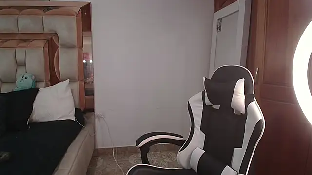 emilyaboott online show from March 21, 8:47 pm