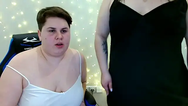 BeckyAndHellen online show from February 18, 11:20 am