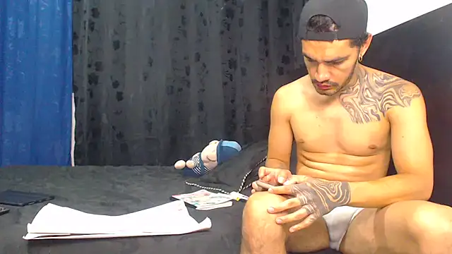 Hot Sharks  online show from April 4, 7:18 am