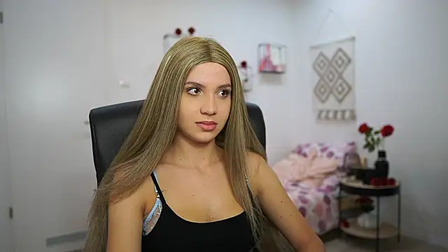 Snapshot of EvelynCage_ chatting on October 15, 6:10 pm EvelynCage online show from October 15, 6:10 pm