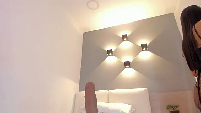 ellamontoya online show from October 26, 1:50 pm