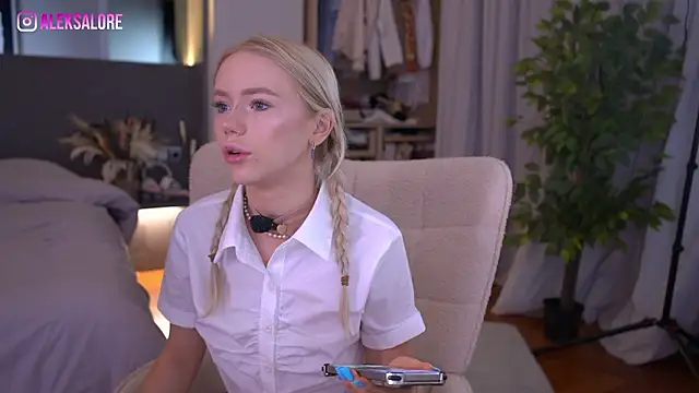 LexieLoree online show from March 30, 2:33 am