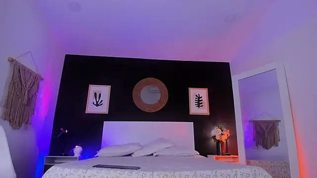 VioletPaket online show from November 5, 12:10 pm