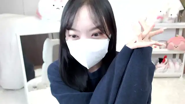 momo room online show from April 10, 11:27 am