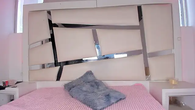 chrystal js online show from March 29, 1:43 pm