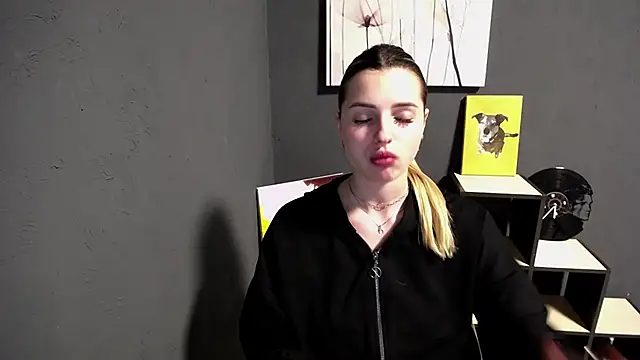 lady olivia  online show from May 15, 4:10 pm