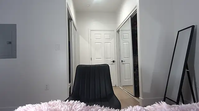 QueenLolaX online show from June 17, 8:26 am