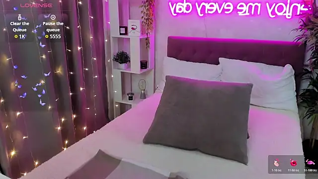 FeralPeach online show from December 5, 8:25 am