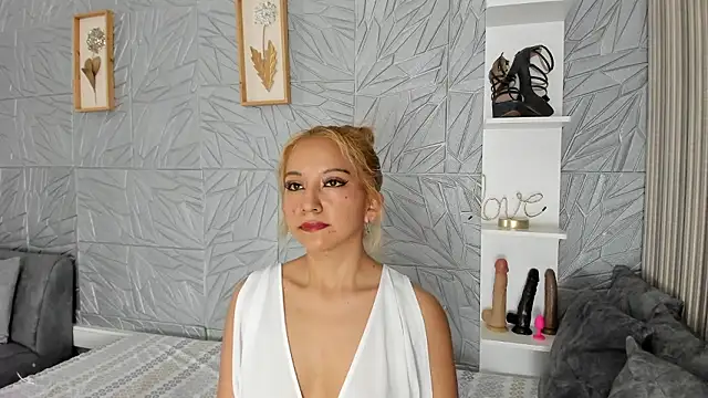 agatadelphine online show from March 7, 1:40 pm