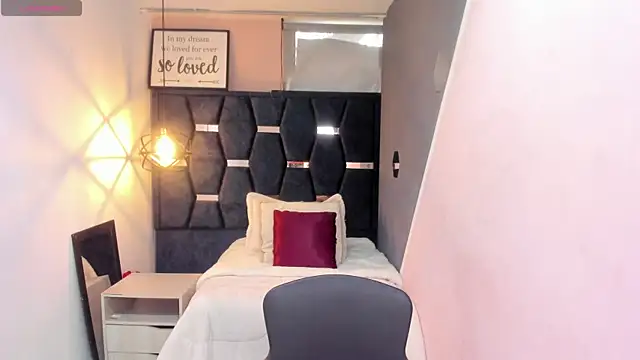 Snapshot of GiaFox_ chatting on October 20, 8:01 pm GiaFox online show from October 20, 8:01 pm