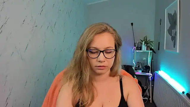 Snapshot of holly_xglam chatting on September 23, 5:22 pm holly xglam online show from September 23, 5:22 pm