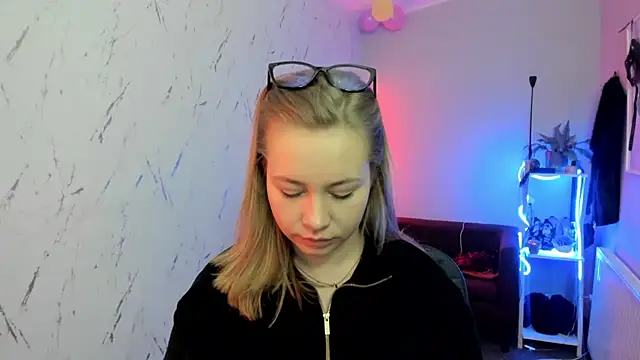 holly xglam online show from February 3, 8:23 pm