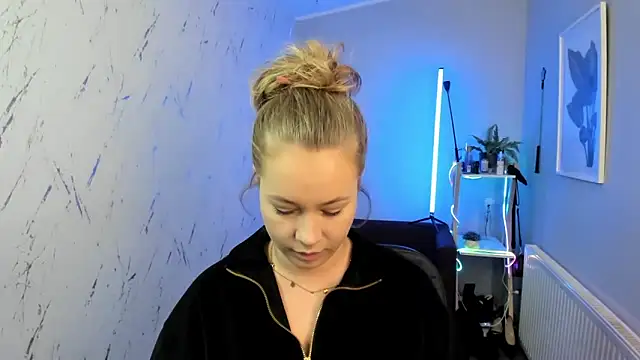 Snapshot of holly_xglam chatting on October 1, 5:07 pm holly xglam online show from October 1, 5:07 pm