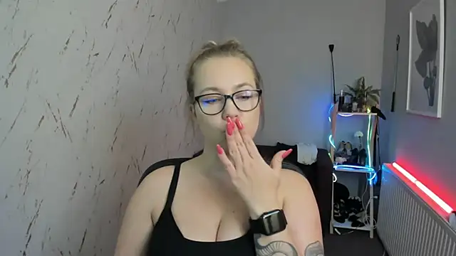 Snapshot of holly_xglam chatting on September 10, 5:24 pm holly xglam online show from September 10, 5:24 pm