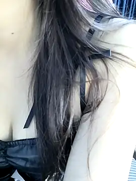 Snapshot of _Linez_ chatting on October 8, 6:23 pm  Linez  online show from October 8, 6:23 pm