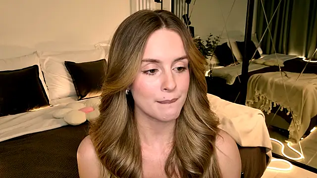 RozzitaBedberry online show from April 9, 2:11 pm