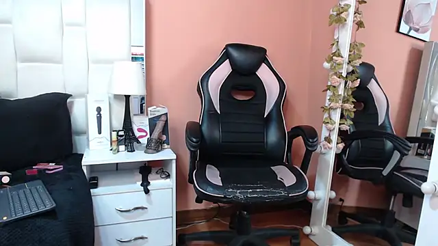 LiaTaylorr online show from March 17, 5:17 pm